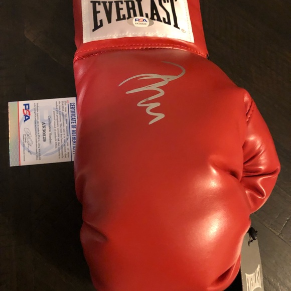 Vasyl Lomachenko Signed Glove PSA Authenticated ! - Picture 3 of 6